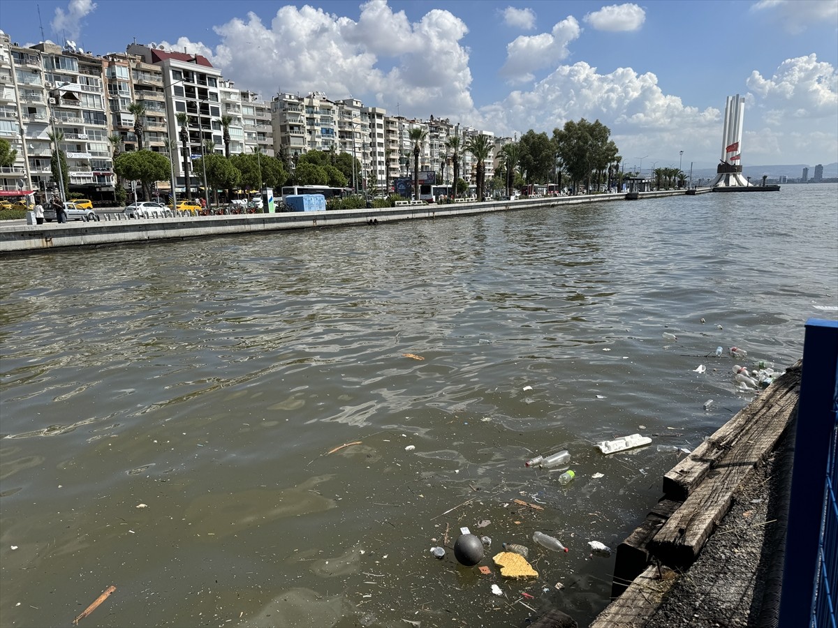 İzmir'de dün etkili olan sağanağın ardından körfezde oluşan atık kirliliği dikkati çekti.