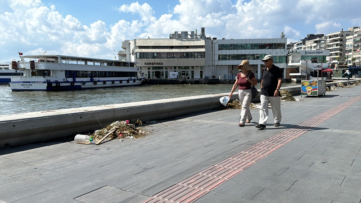 İzmir'de dün etkili olan sağanağın ardından körfezde oluşan atık kirliliği dikkati çekti.