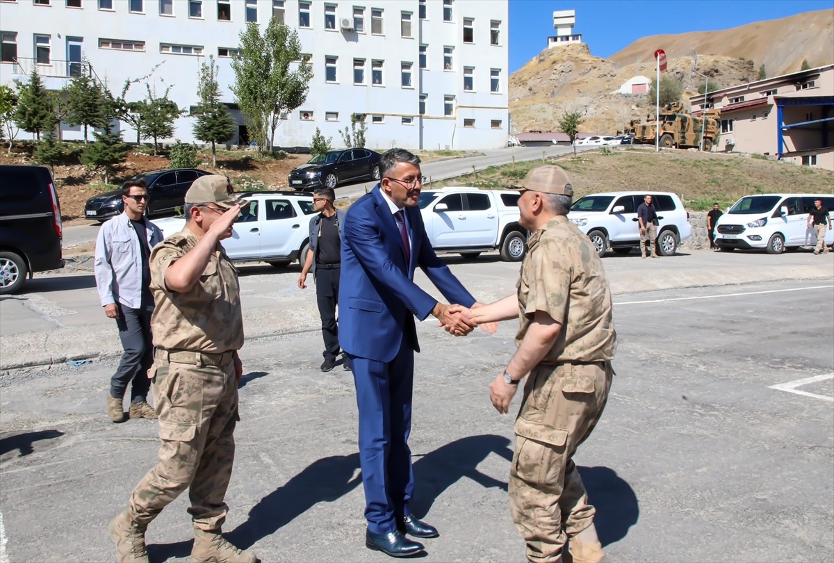 Jandarma Genel Komutanı Orgeneral Ali Çardakcı, Hakkari Valisi ve Belediye Başkan Vekili Ali...