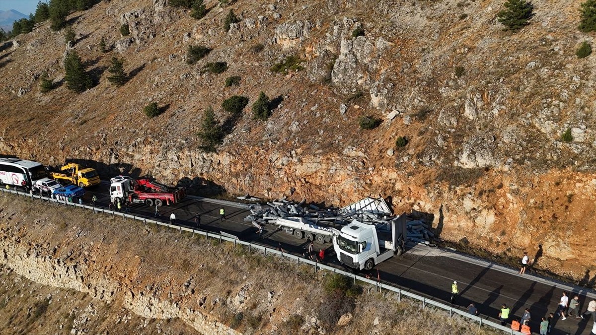 Kahramanmaraş Göksun ilçesinde kumaş yüklü tırın devrilmesi sonucu Kahramanmaraş-Kayseri kara yolu...