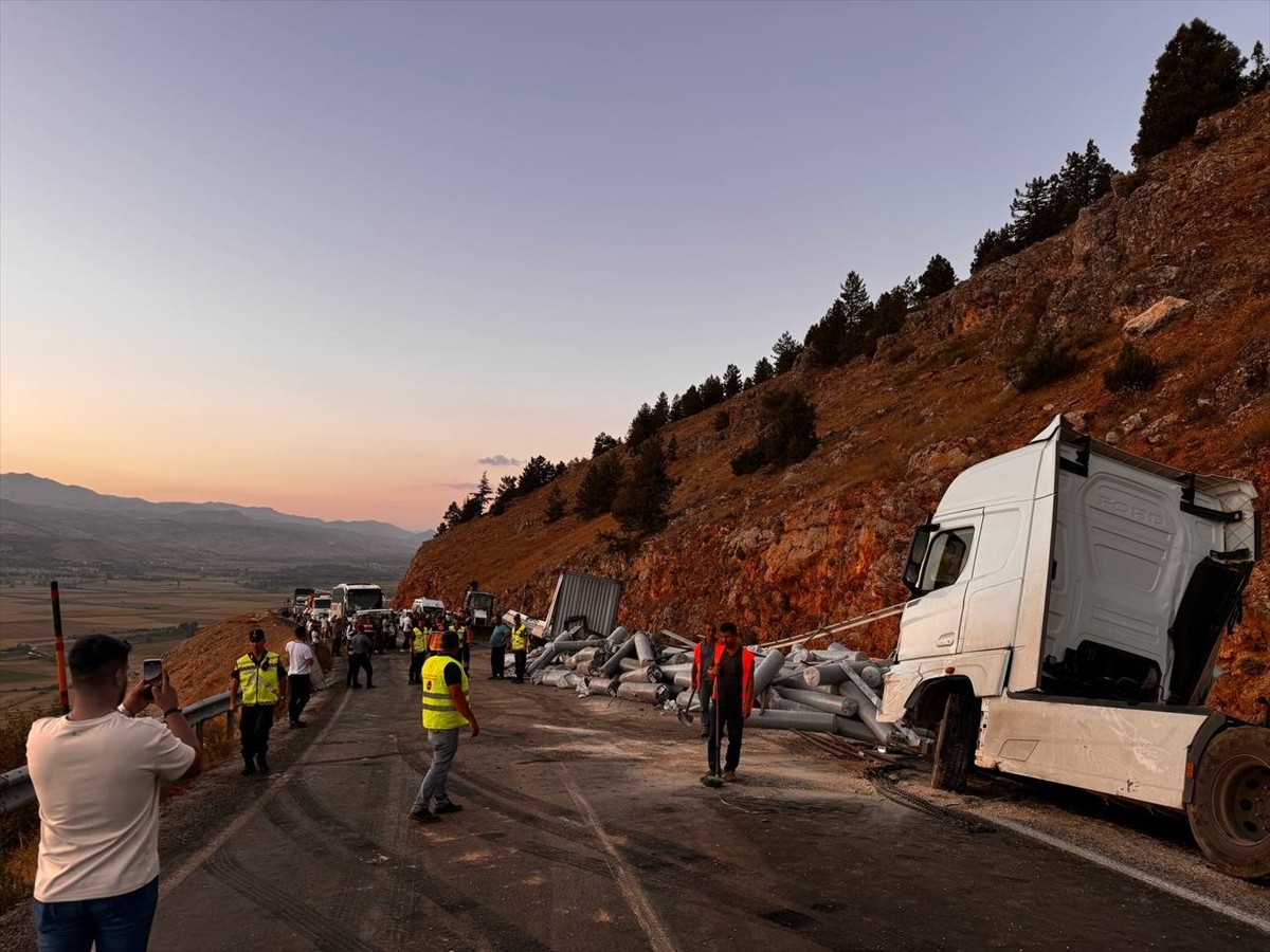 Kahramanmaraş Göksun ilçesinde kumaş yüklü tırın devrilmesi sonucu Kahramanmaraş-Kayseri kara yolu...