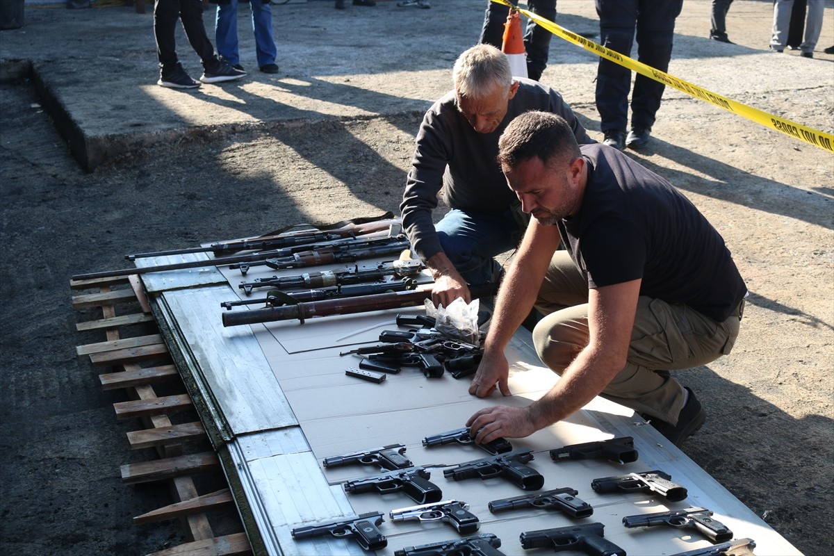 Kosova polisince bu yıl ele geçirilen yaklaşık 1000 yasa dışı silah, düzenlenen törenle imha...