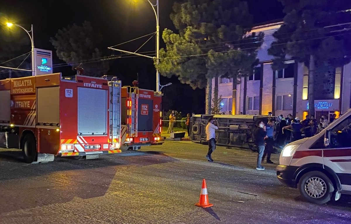 Malatya'da işçi servisiyle otomobilin çarpışması sonucu 1 kişi öldü, 14 kişi yaralandı.