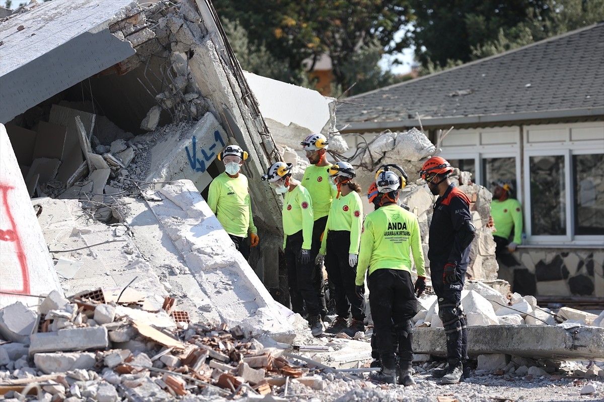 Mersin'de senaryo gereği 4 ilin etkilendiği 7 büyüklüğündeki depremin bölgesel tatbikatı başladı....