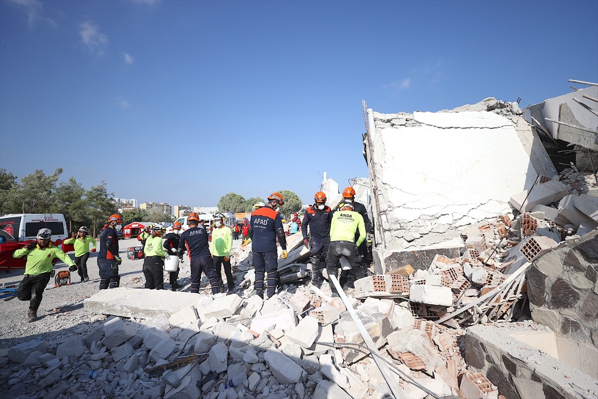 Mersin'de senaryo gereği 4 ilin etkilendiği 7 büyüklüğündeki depremin bölgesel tatbikatı başladı. ...