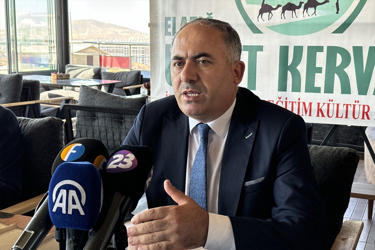 Umut Kervanı İnsani Yardım Vakfı Genel Başkan Yardımcısı Erdal Elibüyük, Elazığ'da bir restoranda...