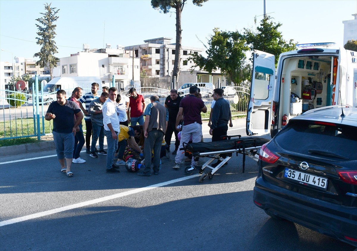 Adıyaman'da iki trafik kazasında 4 kişi yaralandı. Olay yerine sağlık ekipleri sevk edildi.