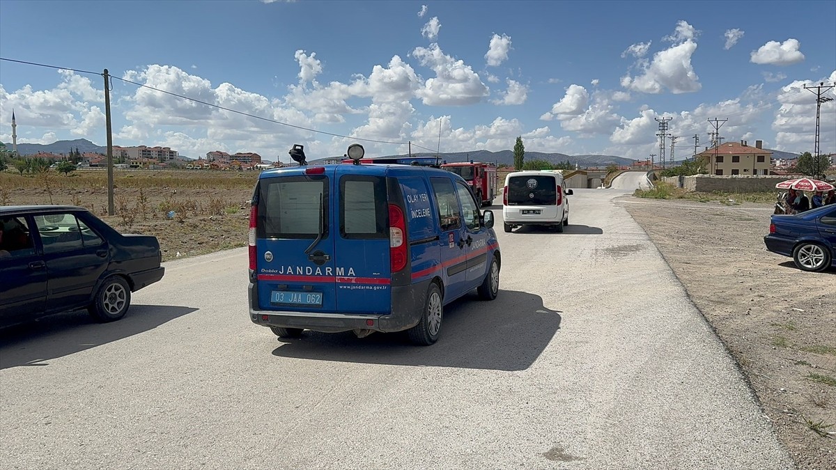 Afyonkarahisar'ın Emirdağ ilçesinde bir kişi, otomobilin içinde başından silahla vurulmuş halde...