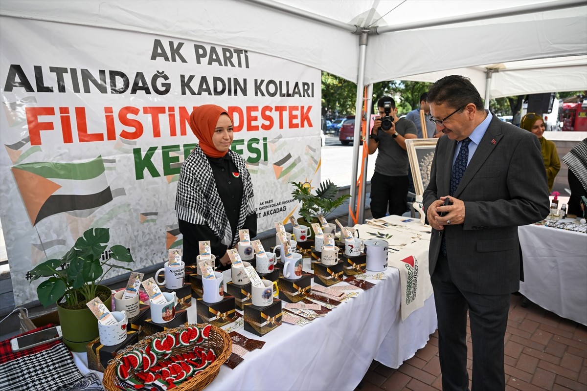 AK Parti Altındağ İlçe Kadın Kolları Başkanlığınca Filistin yararına Hamamönü Saat Kulesi önünde...