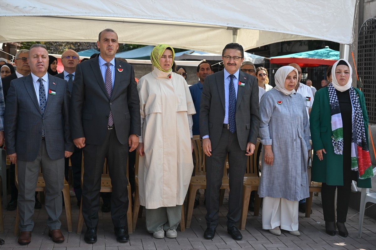 AK Parti Altındağ İlçe Kadın Kolları Başkanlığınca Filistin yararına Hamamönü Saat Kulesi önünde...