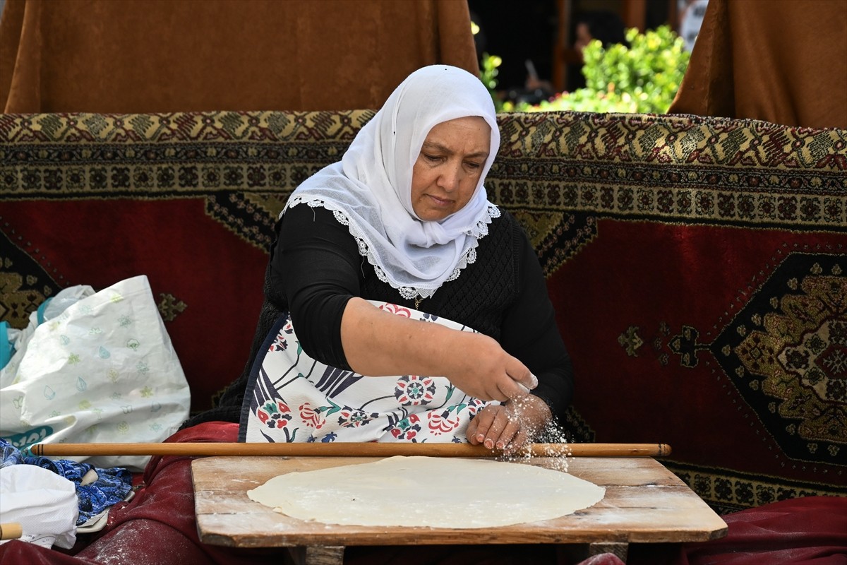 AK Parti Altındağ İlçe Kadın Kolları Başkanlığınca Filistin yararına Hamamönü Saat Kulesi önünde...