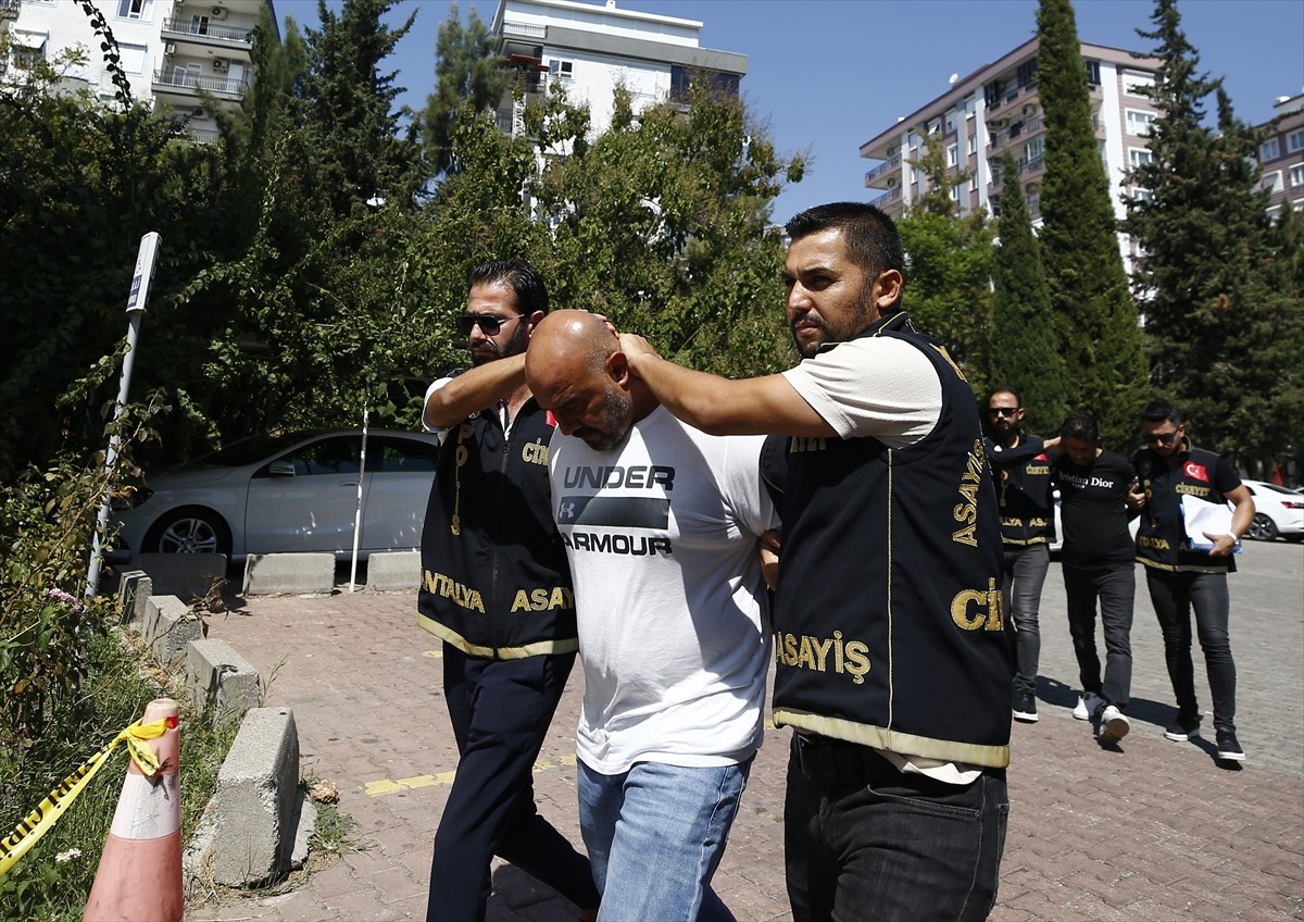 Antalya'nın Konyaaltı ilçesinde bir kadının silahla öldürülmesine ilişkin gözaltına alınan 2 zanlı...