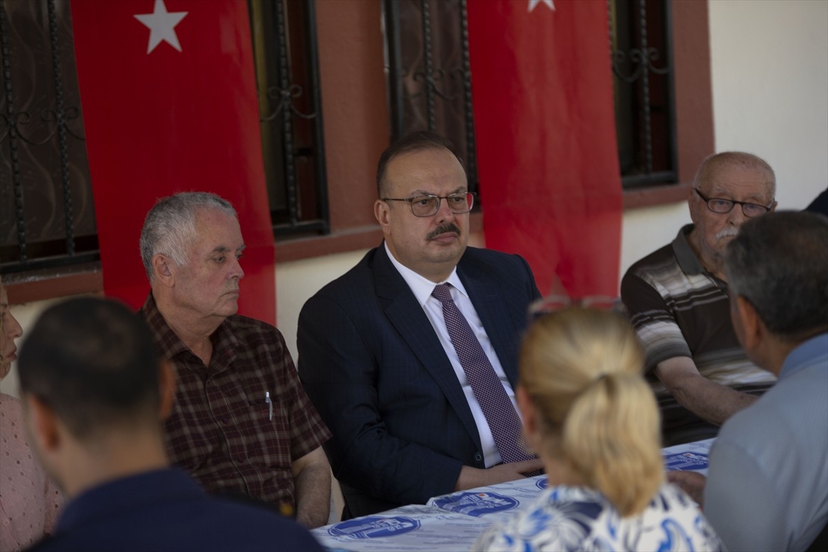 Aydın Valisi Yakup Canbolat (sol 2), işgal altındaki Batı Şeria'da İsrail askerlerince öldürülen...