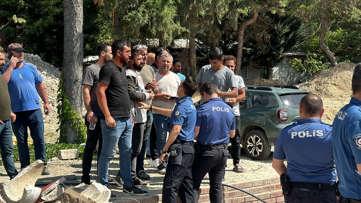 Bolu'da iki grup arasında çıkan kavgada silahla yaralanan kişi tedavi altına alındı. Bölgeye polis...