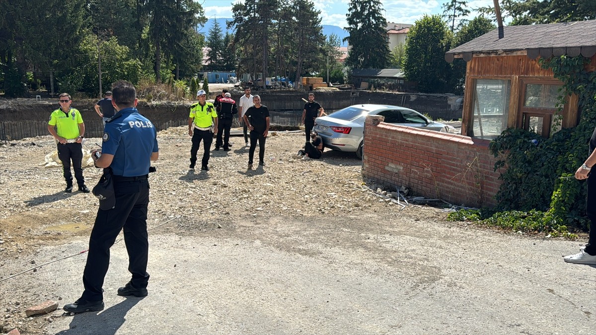 Bolu'da iki grup arasında çıkan kavgada silahla yaralanan kişi tedavi altına alındı. Bölgeye polis...