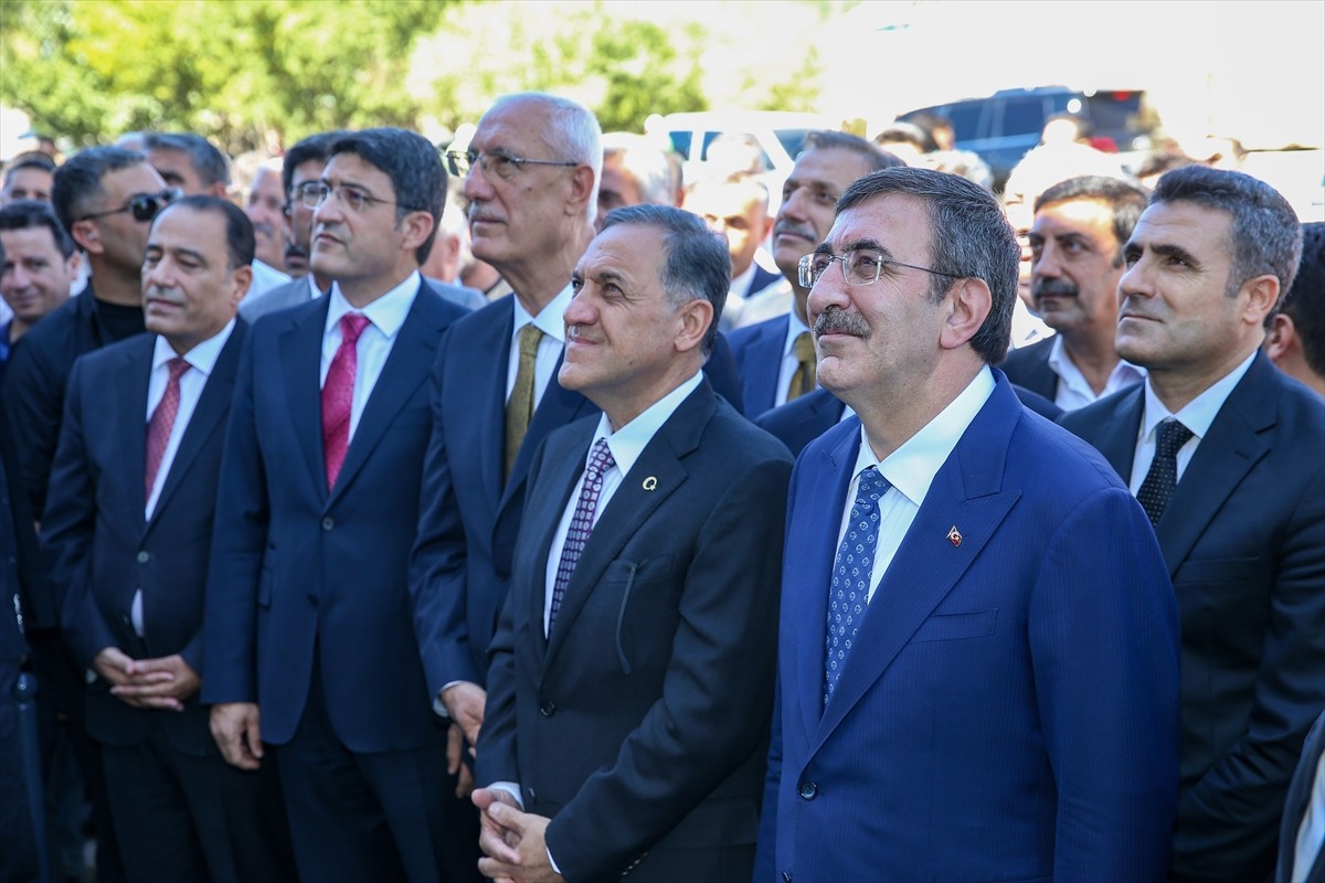 Cumhurbaşkanı Yardımcısı Cevdet Yılmaz, Bingöl'de Simani Mahallesi Sanayi Sokak’ta hayırseverler...