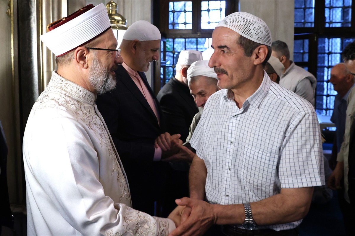 Diyanet İşleri Başkanı Ali Erbaş, Eyüp Sultan Camisi'nde sabah namazında vatandaşlarla bir araya...