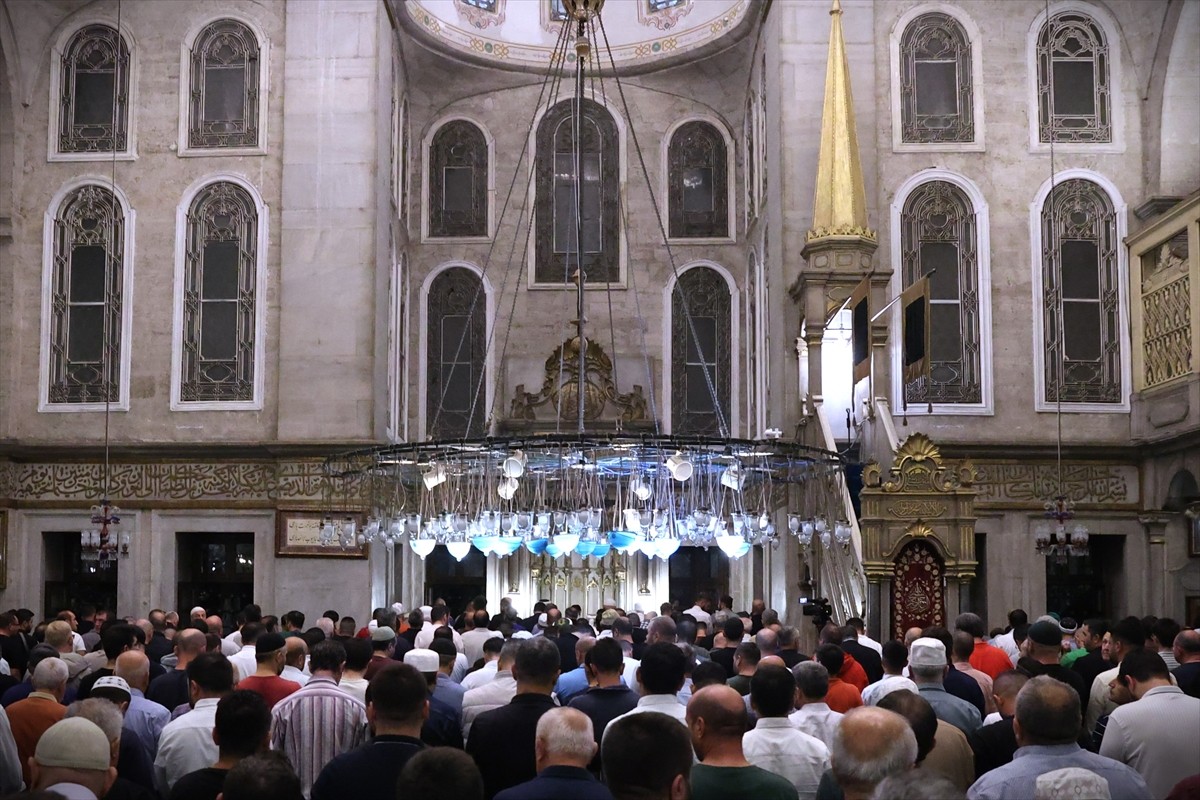 Diyanet İşleri Başkanı Ali Erbaş, Eyüp Sultan Camisi'nde sabah namazında vatandaşlarla bir araya...