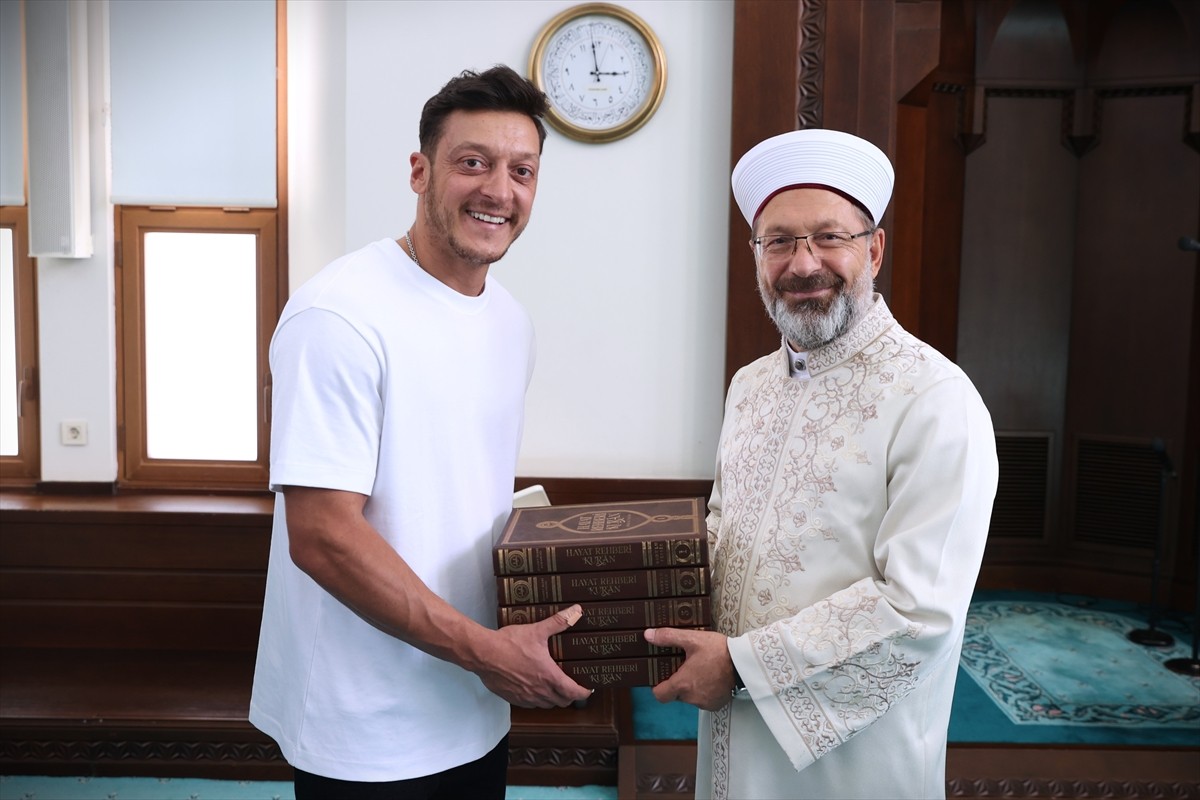 Diyanet İşleri Başkanı Prof. Dr. Ali Erbaş (sağda), Üsküdar'daki Çilehane Camii'nde eski futbolcu...