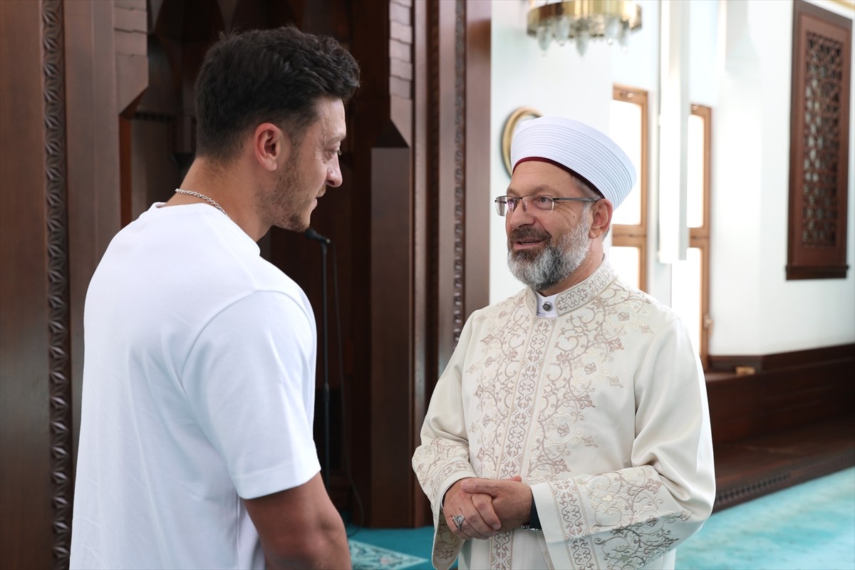 Diyanet İşleri Başkanı Prof. Dr. Ali Erbaş (sağda), Üsküdar'daki Çilehane Camii'nde eski futbolcu...