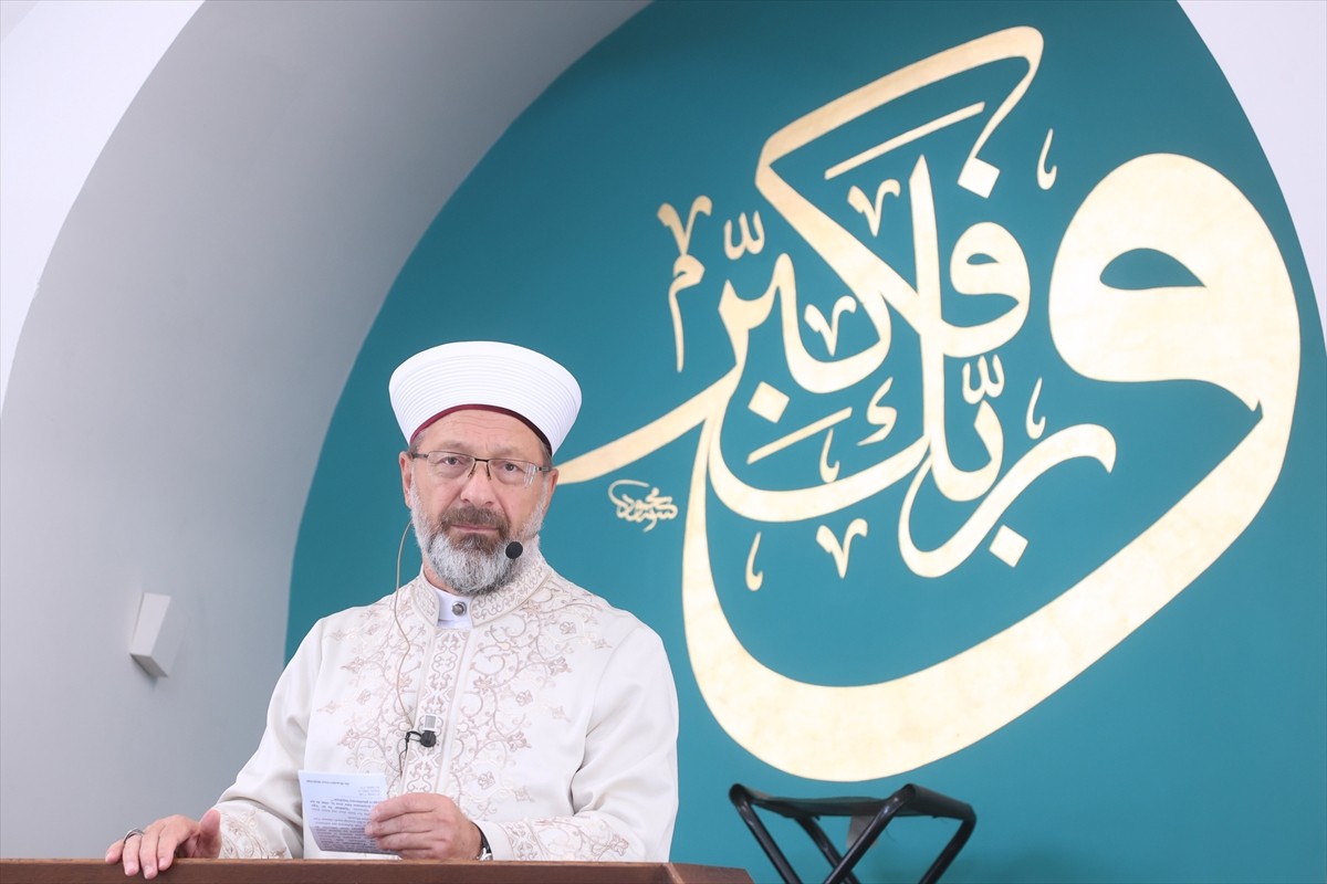 Diyanet İşleri Başkanı Prof. Dr. Ali Erbaş, Üsküdar Çilehane Camisi'nde hutbe irat etti, cuma...