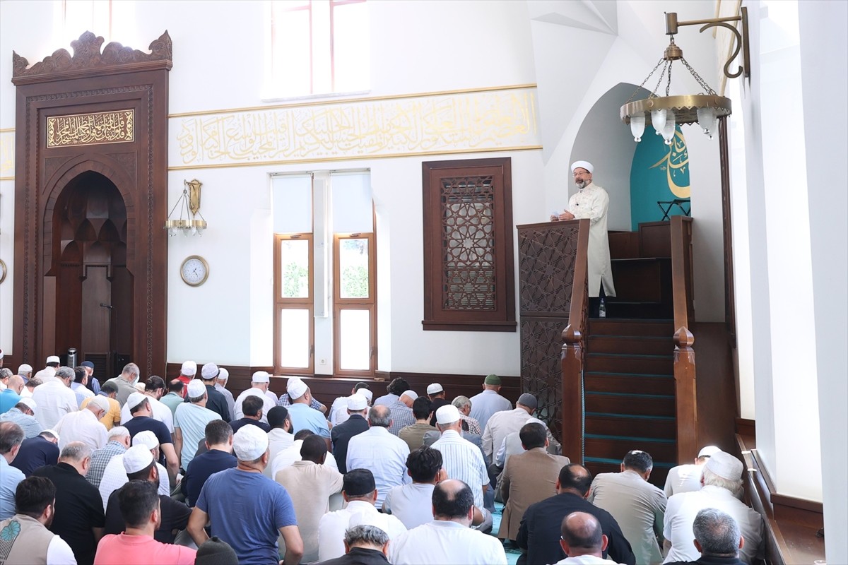 Diyanet İşleri Başkanı Prof. Dr. Ali Erbaş, Üsküdar Çilehane Camisi'nde hutbe irat etti, cuma...