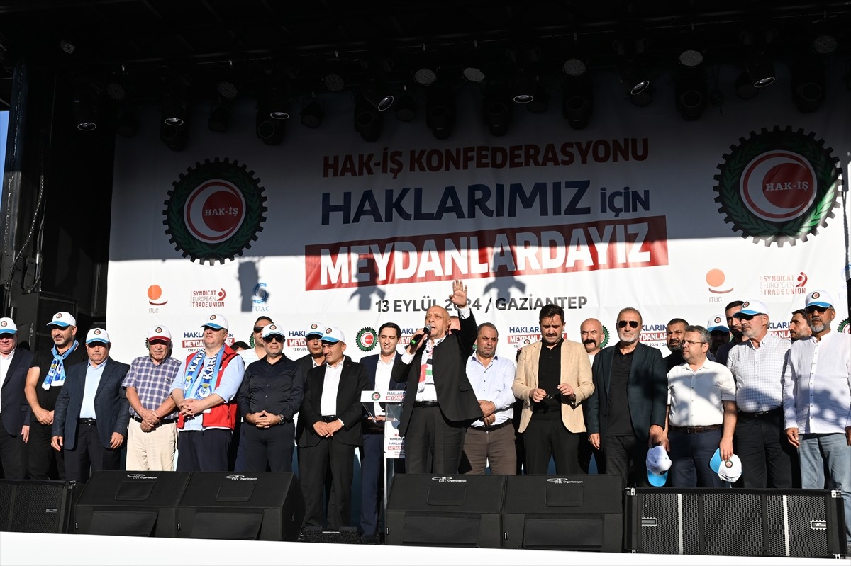 HAK-İŞ Genel Başkanı Mahmut Arslan, Gaziantep'teki İstasyon Meydanı'nda düzenlenen "Halklarımız...