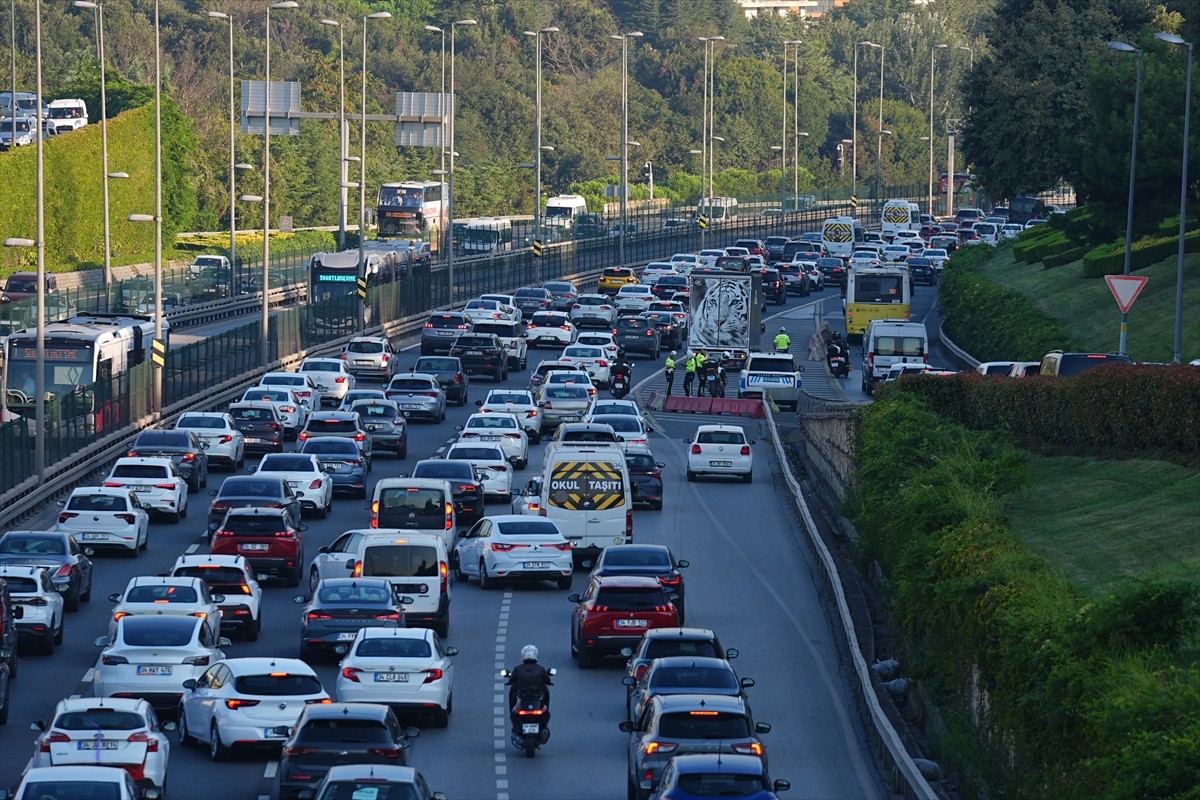 İstanbul'da haftanın son mesai gününde, sabah saatlerinde bazı bölgelerde trafik yoğunluğu oluştu....