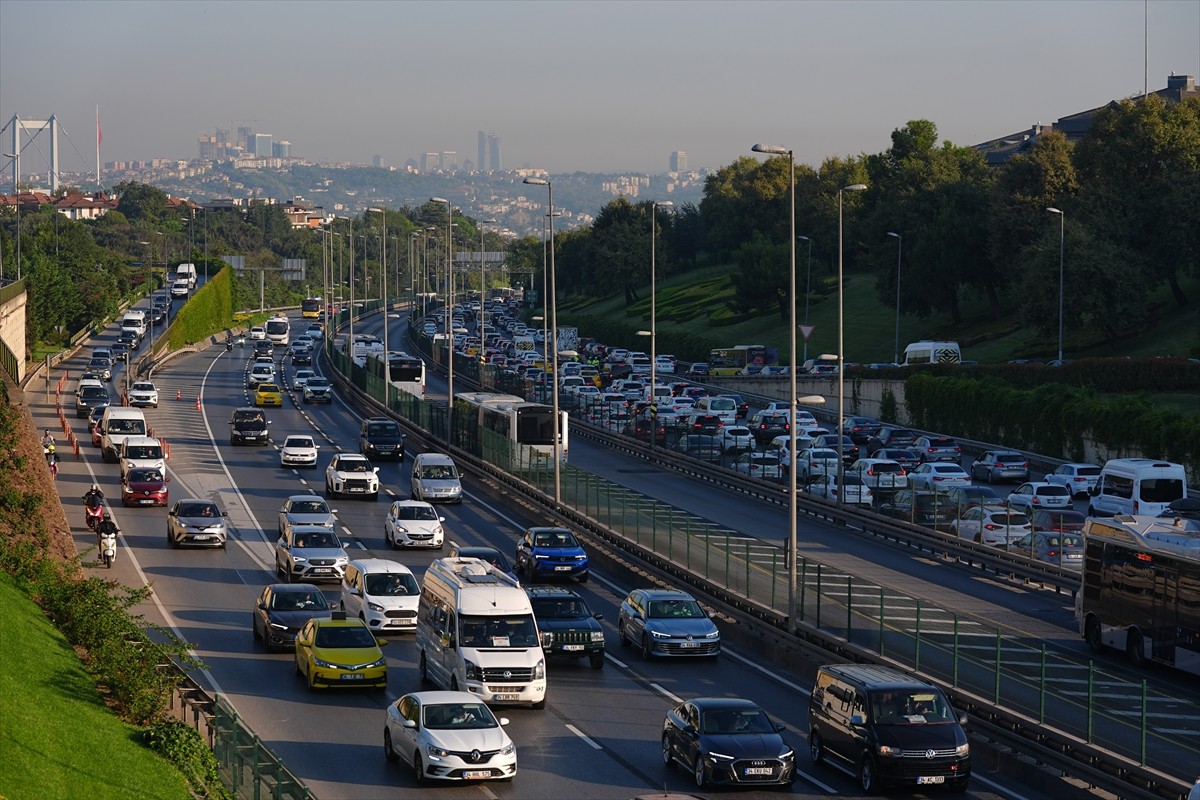 İstanbul'da haftanın son mesai gününde, sabah saatlerinde bazı bölgelerde trafik yoğunluğu oluştu....