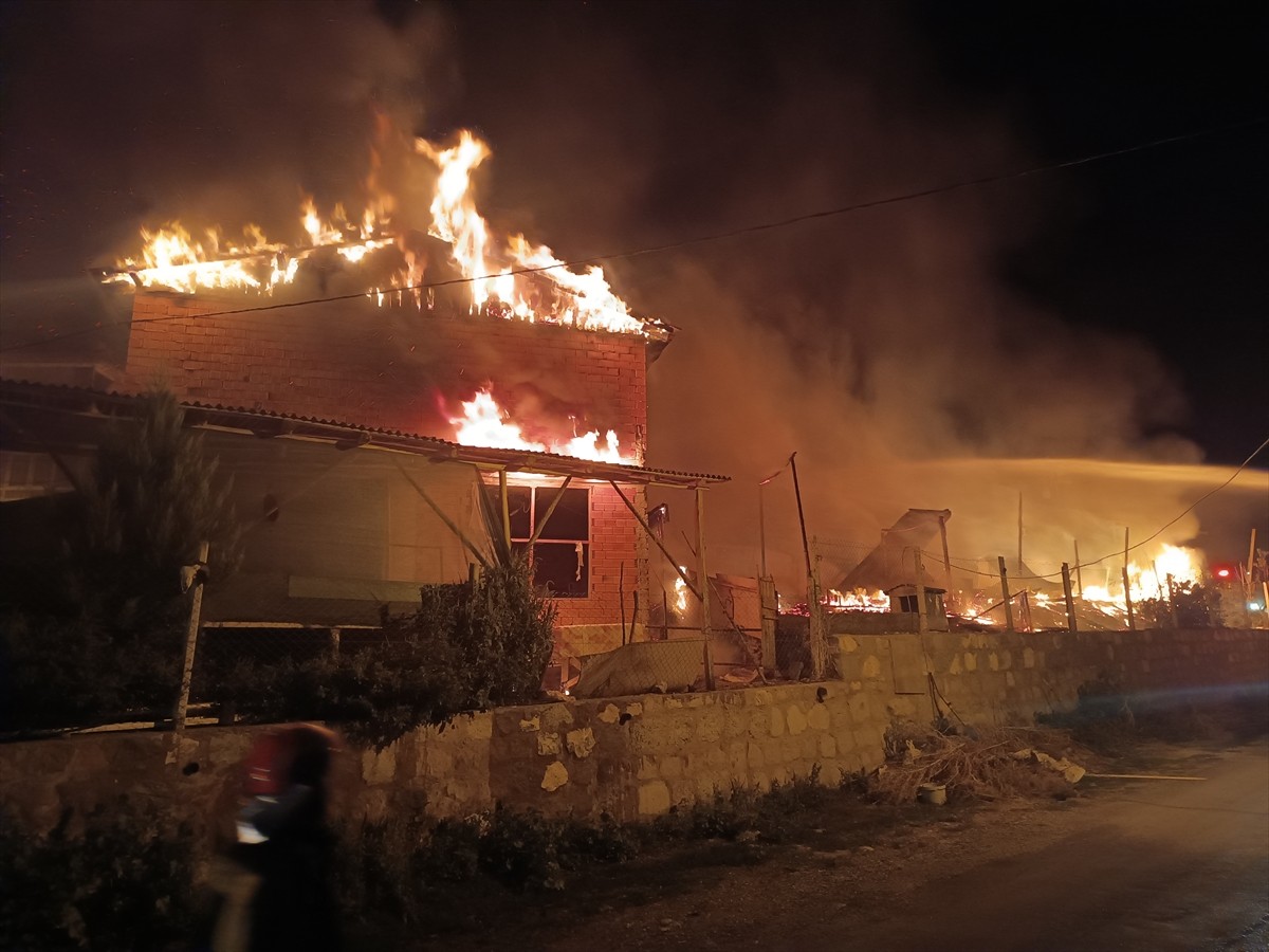 Kastamonu'nun Tosya ilçesinde çıkan yangında alt katı ahır, üst katı samanlık olarak kullanılan...