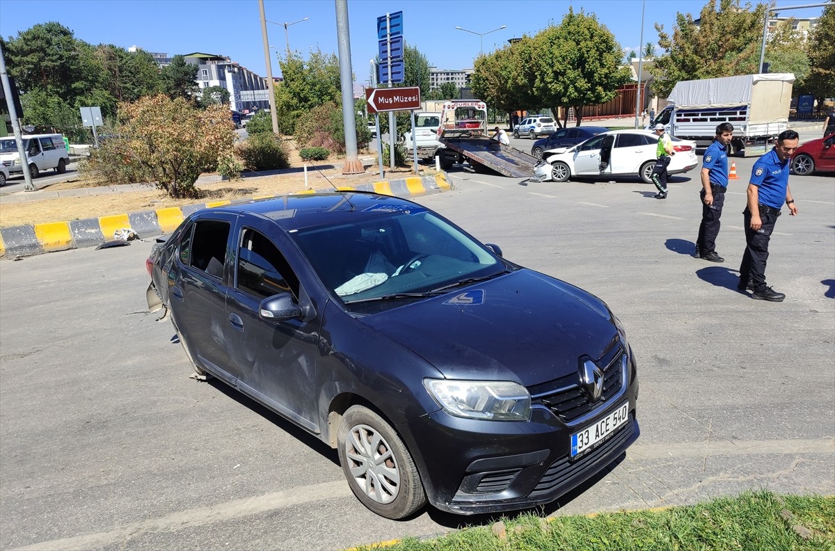 Muş'ta iki otomobilin çarpışması sonucu yaralanan 5 kişi tedavi altına alındı. İhbar üzerine kaza...