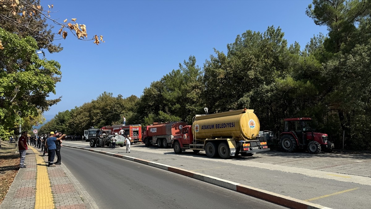 Ondokuz Mayıs Üniversitesi (OMÜ) kampüsündeki ormanlık alanda çıkan yangın söndürülmeye...