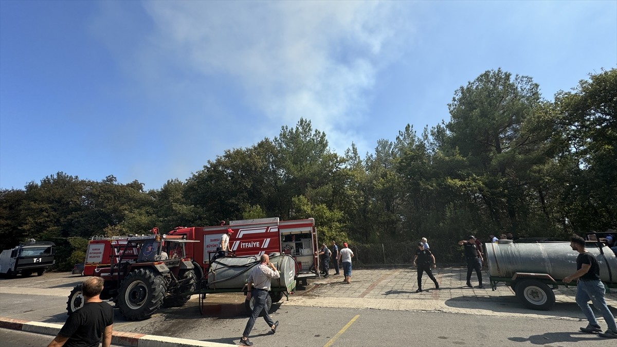 Ondokuz Mayıs Üniversitesi (OMÜ) kampüsündeki ormanlık alanda çıkan yangın söndürülmeye...