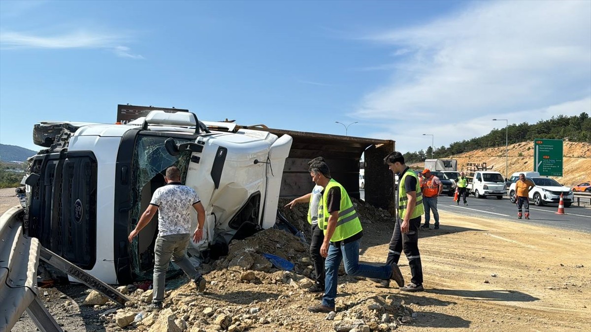 Pendik'te, devrilen hafriyat kamyonunun sürücüsü yaralandı.