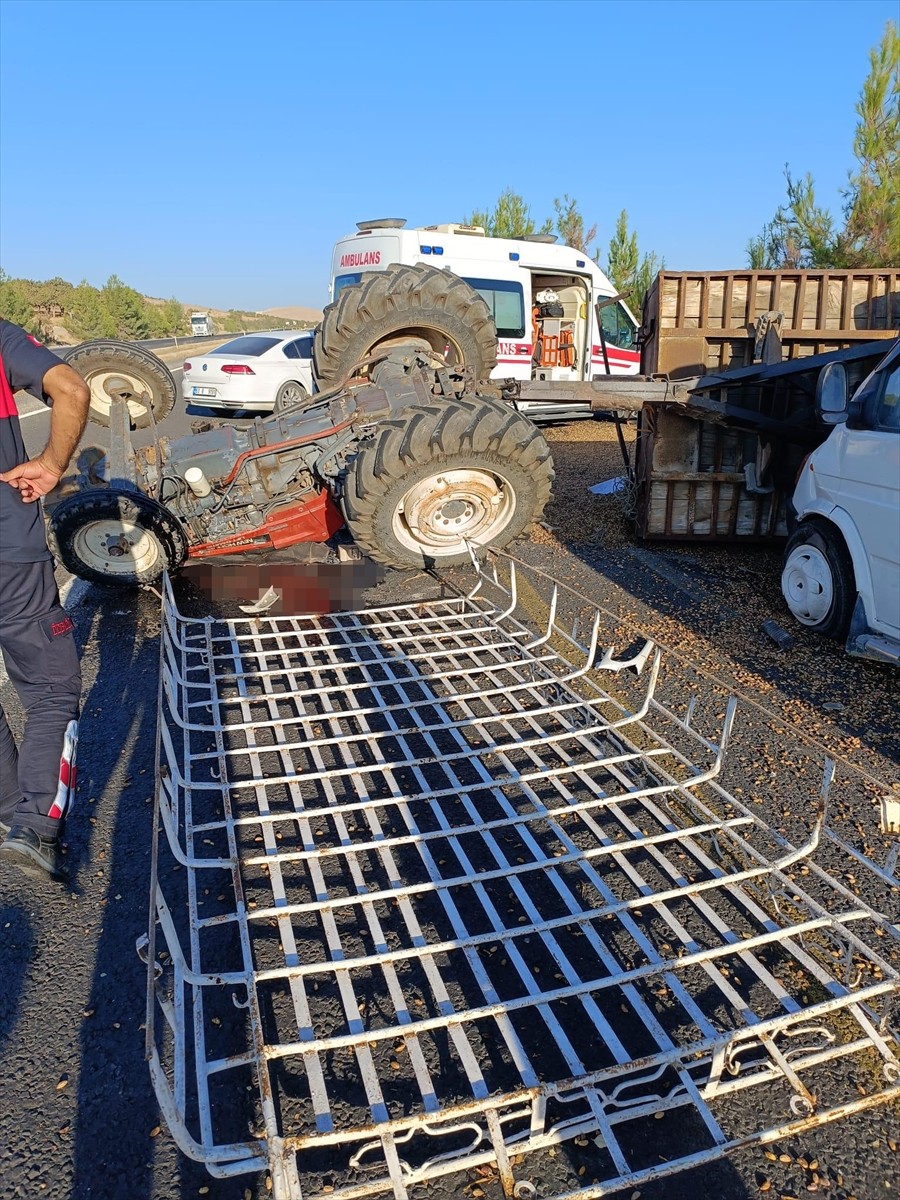 Şanlıurfa'nın Karaköprü ilçesinde minibüsün traktöre çarptığı kazada 12 kişi...