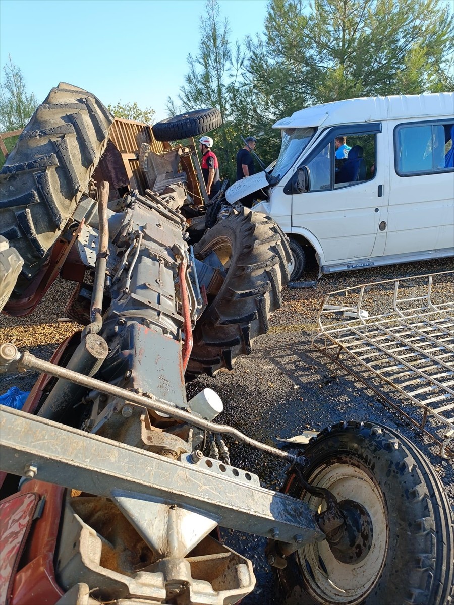 Şanlıurfa'nın Karaköprü ilçesinde minibüsün traktöre çarptığı kazada 12 kişi...