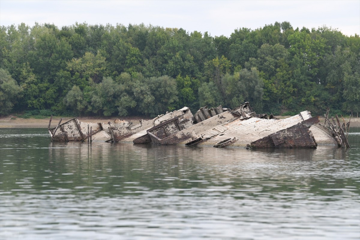 Sırbistan'ın doğusundaki Prahovo'dan geçen Tuna Nehri'nde suların çekilmesiyle İkinci Dünya...