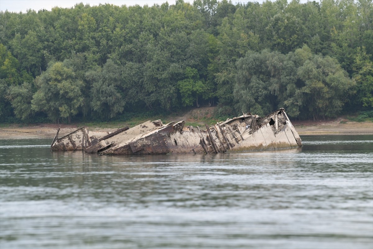 Sırbistan'ın doğusundaki Prahovo'dan geçen Tuna Nehri'nde suların çekilmesiyle İkinci Dünya...