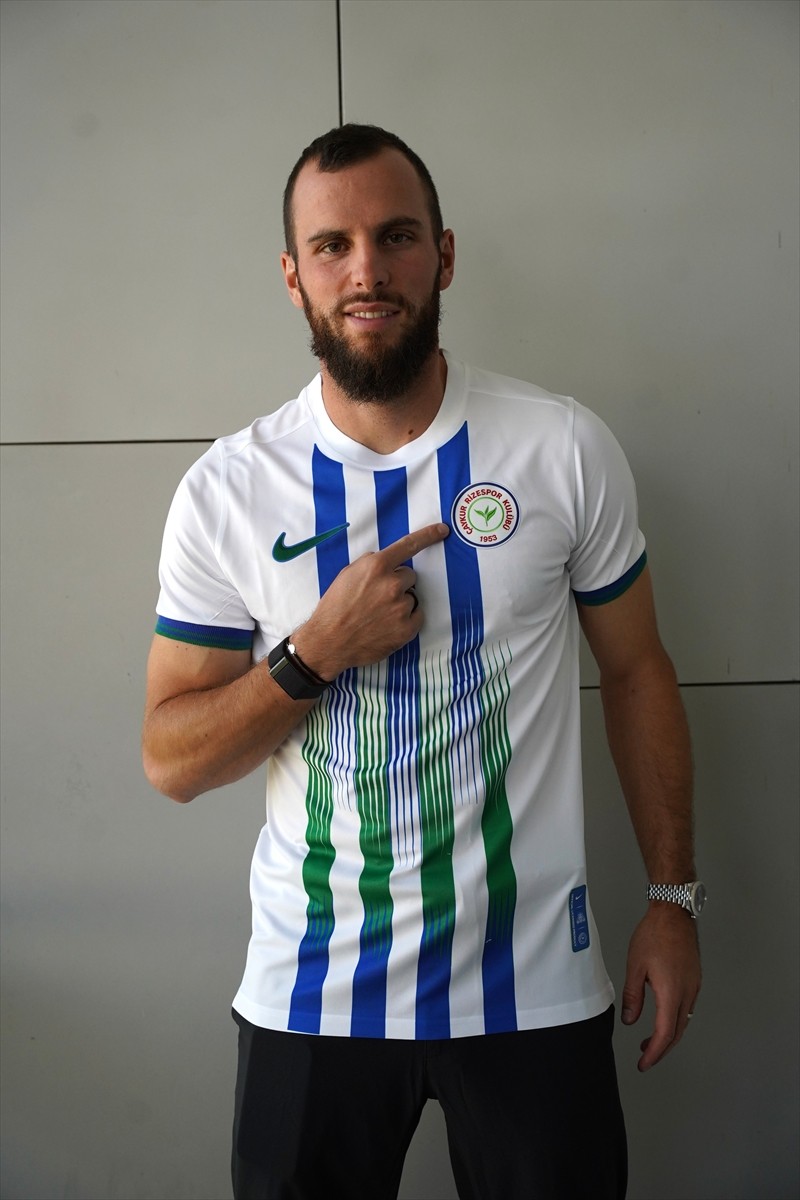 Trendyol Süper Lig ekiplerinden Çaykur Rizespor, Slavia Prag'dan Vaclav Jurecka'yı transfer etti.