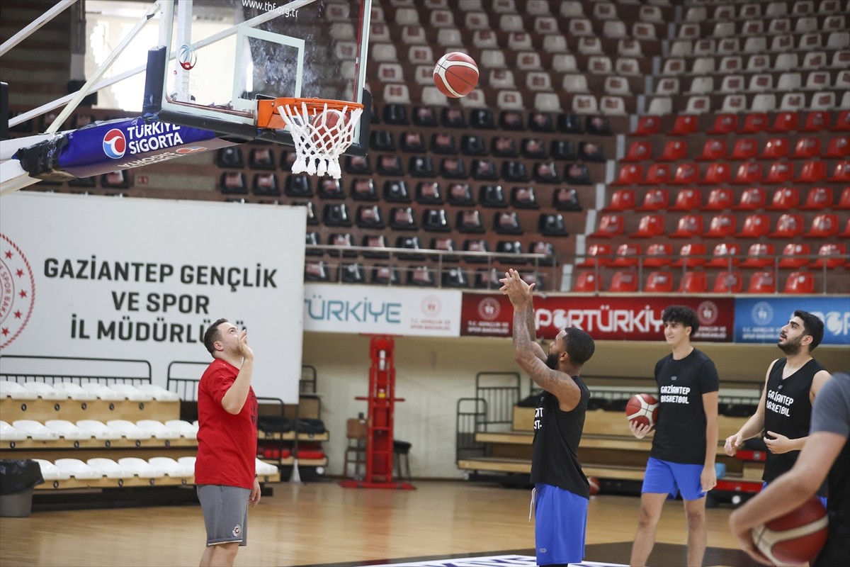 Türkiye Sigorta Türkiye Basketbol Ligi ekiplerinden Gaziantep Basketbol, lige galibiyetle...