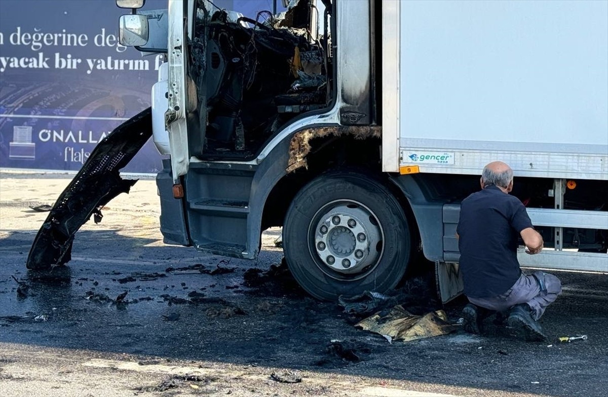 Tuzla'da zincir markete ait sevkiyat kamyonunda çıkan yangın itfaiye ekiplerince söndürüldü....