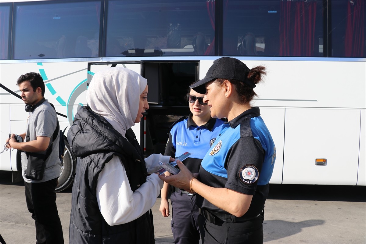 Amasya'ya üniversite öğrenimi için gelen öğrenciler, otogarda karşılanarak yurtlarına...