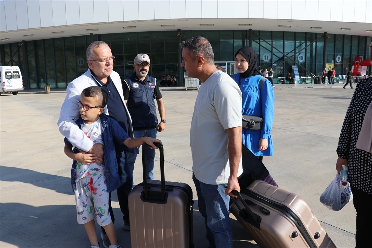 Amasya'ya üniversite öğrenimi için gelen öğrenciler, otogarda karşılanarak yurtlarına...