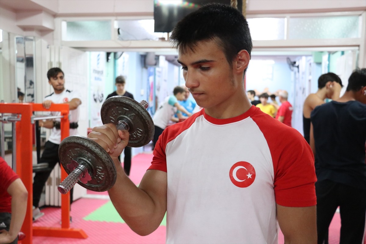 Bursa'da bilek güreşinde kendilerini geliştiren 15 yaşındaki ikizler Burak ve Berat Coşkun...