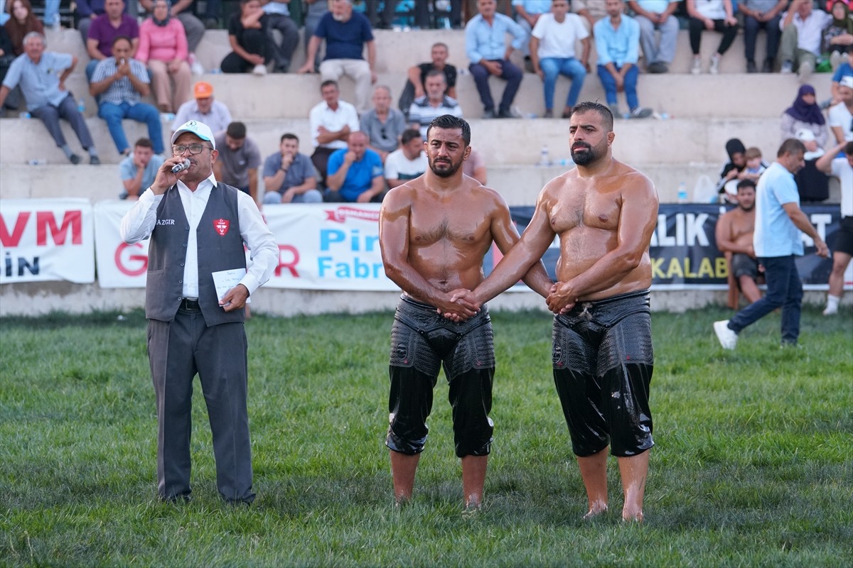 Çorum'un Osmancık ilçesinde Pırlanta Pirinç Kültür ve Sanat Festivali kapsamında düzenlenen Yağlı...