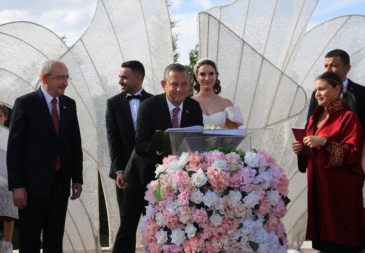 Denizli'nin Merkezefendi ilçesindeki Pamukkale Sağlık Eğitim Vakfı'nda düzenlenen nikah törenine...