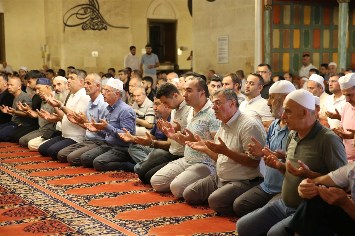 Edirne Eski Cami'de Mevlit Kandili dolayısıyla program düzenlendi. Kandil programında Kur'an-ı...