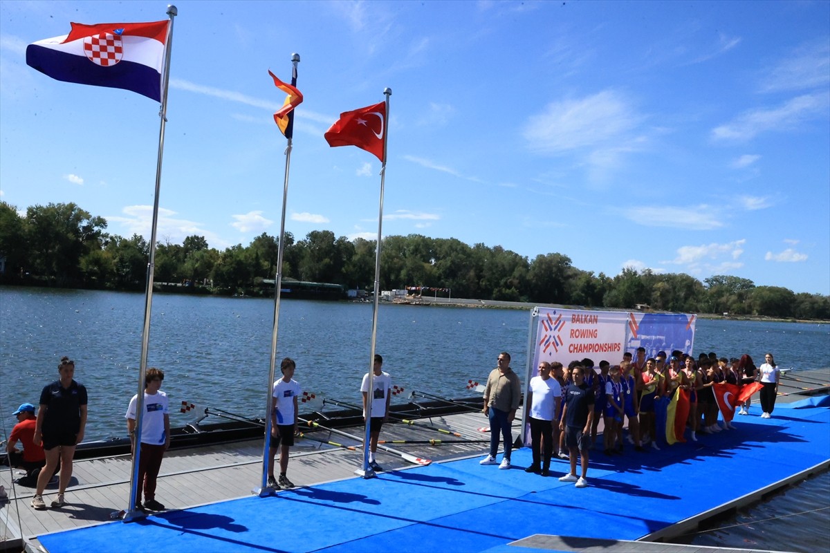 Edirne'de Meriç Nehri'nde oluşturulan parkurda düzenlenen Balkan Kürek Şampiyonası'nın ilk gün...