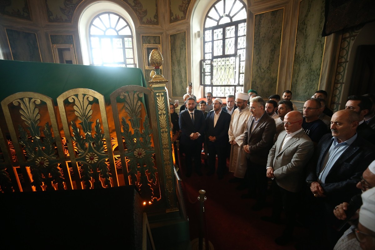 Emir Sultan Türbesi'nin yenilenen sanduka örtüsü, Mevlid Kandili'nde dualarla yerine serildi.