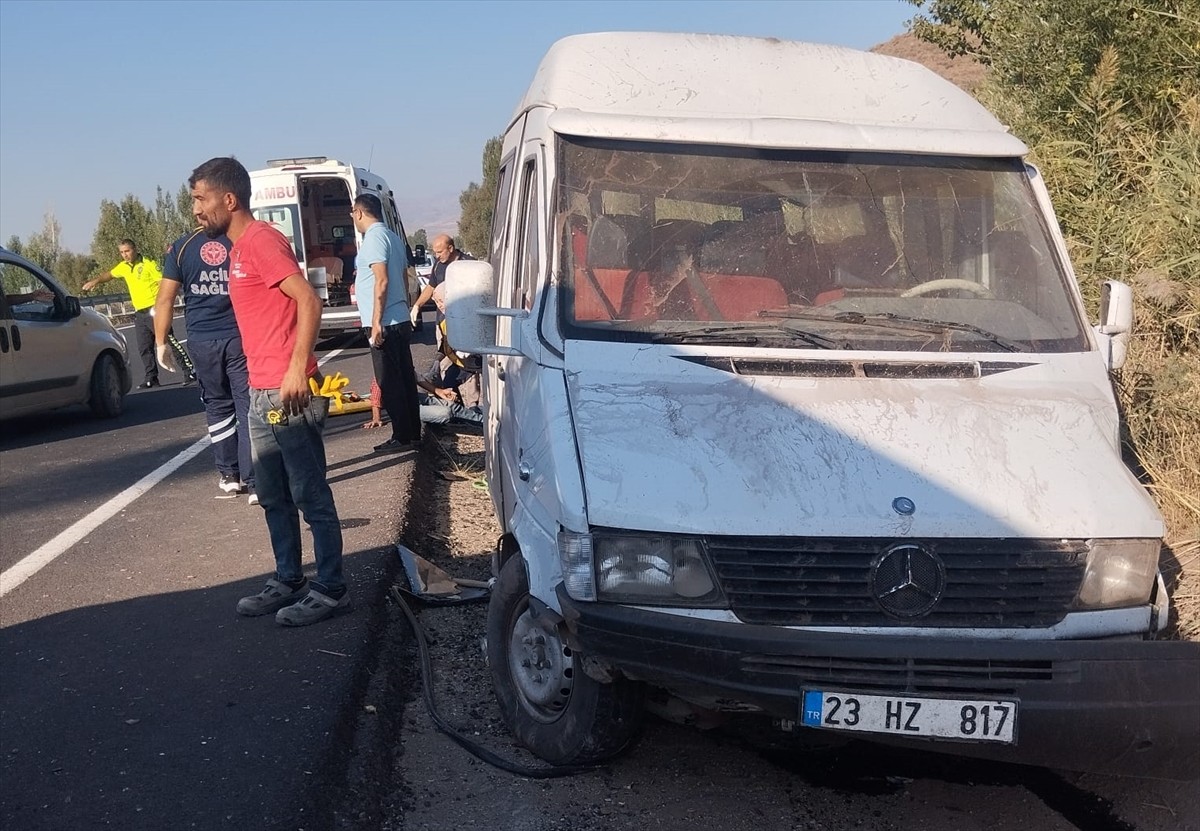 Erzincan’da işçi taşıyan minibüsün sulama kanalına çarpması sonucu 9 kişi yaralandı. İhbar üzerine...